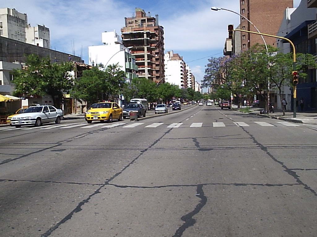 Bv. San Juan, Nueva Córdoba: vista del corredor con tránsito y semáforos
